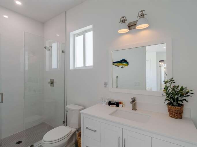 2nd level bedroom 3`s ensuite bathroom.